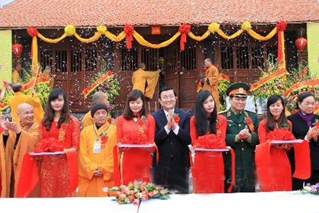 Chủ tịch nước Trương Tấn Sang cắt băng khánh thành chùa Phật Tích Trúc Lâm Bản Giốc. Ảnh: TTXVN