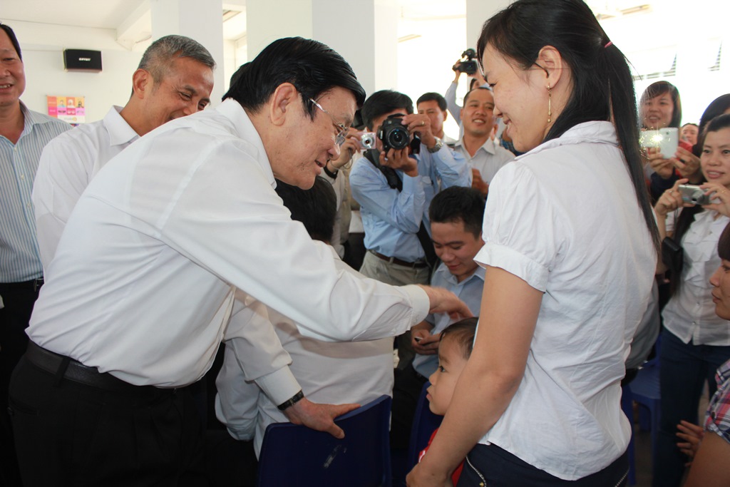 Chủ tịch nước thăm hỏi c&ocirc;ng nh&acirc;n tại Khu lưu tr&uacute; c&ocirc;ng nh&acirc;n KCX T&acirc;n Thuận
