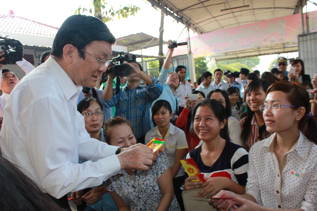 Chủ tịch nước l&igrave; x&igrave; đầu năm cho c&ocirc;ng nh&acirc;n c&ocirc;ng nh&acirc;n C&ocirc;ng ty TNHH Gi&agrave;y da Hu&ecirc; Phong