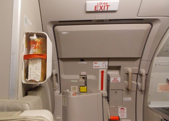 Trắng tay vì mở cửa thoát hiểm máy bay Vietnam Airlines