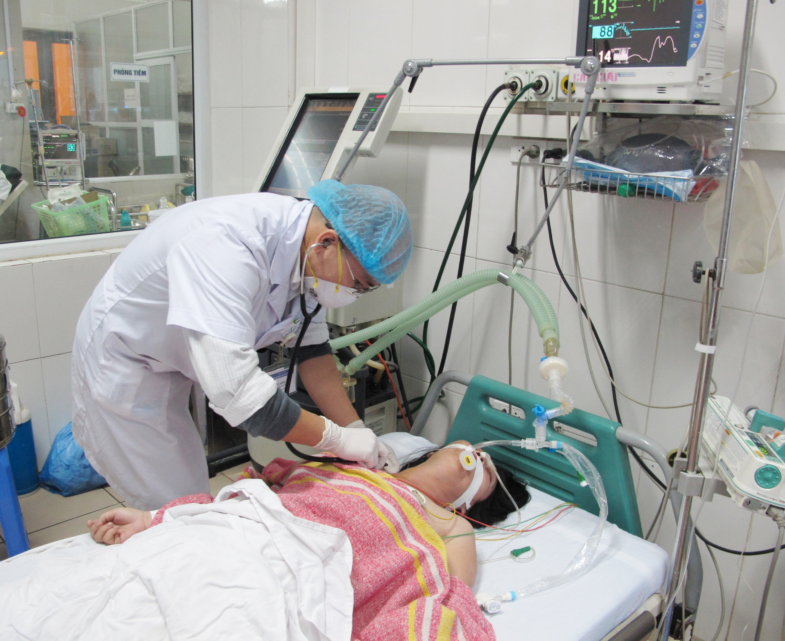 Chăm s&oacute;c bệnh nh&acirc;n tại BV Bệnh Nhiệt đới Trung ương những ng&agrave;y gi&aacute;p Tết nguy&ecirc;n đ&aacute;n 2014