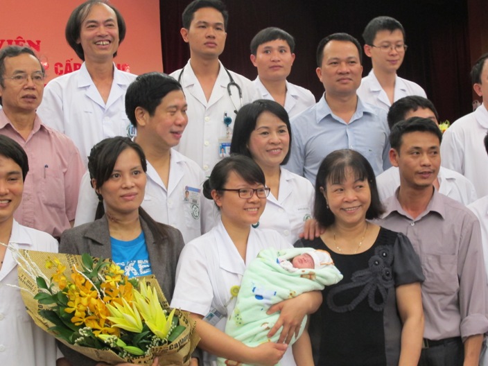 Mẹ con sản phụ Hương c&ugrave;ng c&aacute;c y b&aacute;c sĩ v&agrave; c&aacute;n bộ y tế BV Bạch Mai ng&agrave;y xuất viện