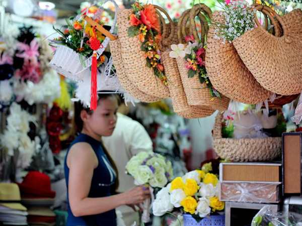 Phụ kiện đi k&egrave;m &aacute;o cưới, đạo cụ chụp h&igrave;nh cũng kh&ocirc;ng thiếu thứ g&igrave;, với gi&aacute; chỉ từ 50.000 đến 200.000 đồng/m&oacute;n.