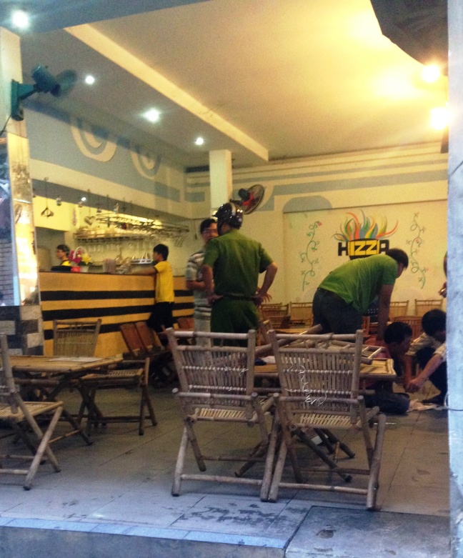 Hai đối tượng &ldquo;cưỡng đoạt t&agrave;i sản&rdquo; (b&igrave;a phải), bị khống chế trong qu&aacute;n nhậu.