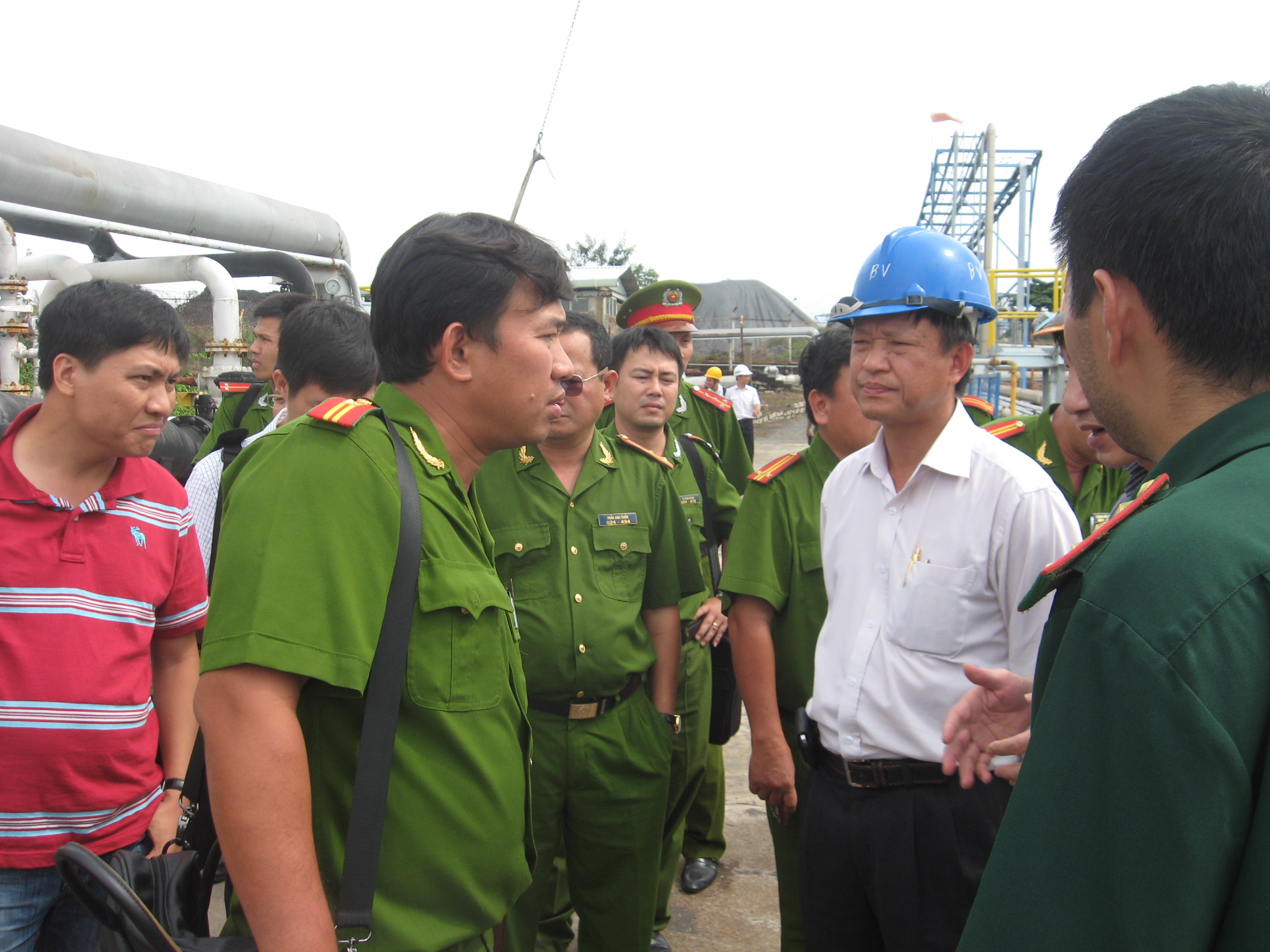 Cơ quan chức năng trao đổi với đại diện C&ocirc;ng ty Cổ phần Vận tải h&oacute;a dầu VP -  l&agrave; chủ quản t&agrave;u ASPHALT 2