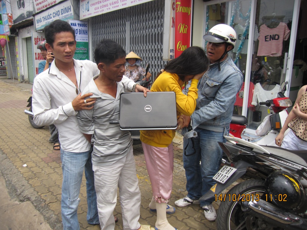 2 đối tượng cướp laptop (giữa) v&agrave;o ng&agrave;y 14-10-2013, bị 