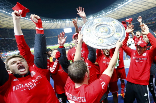 Bayern Munich hạnh phúc với chiếc cúp mô hình
