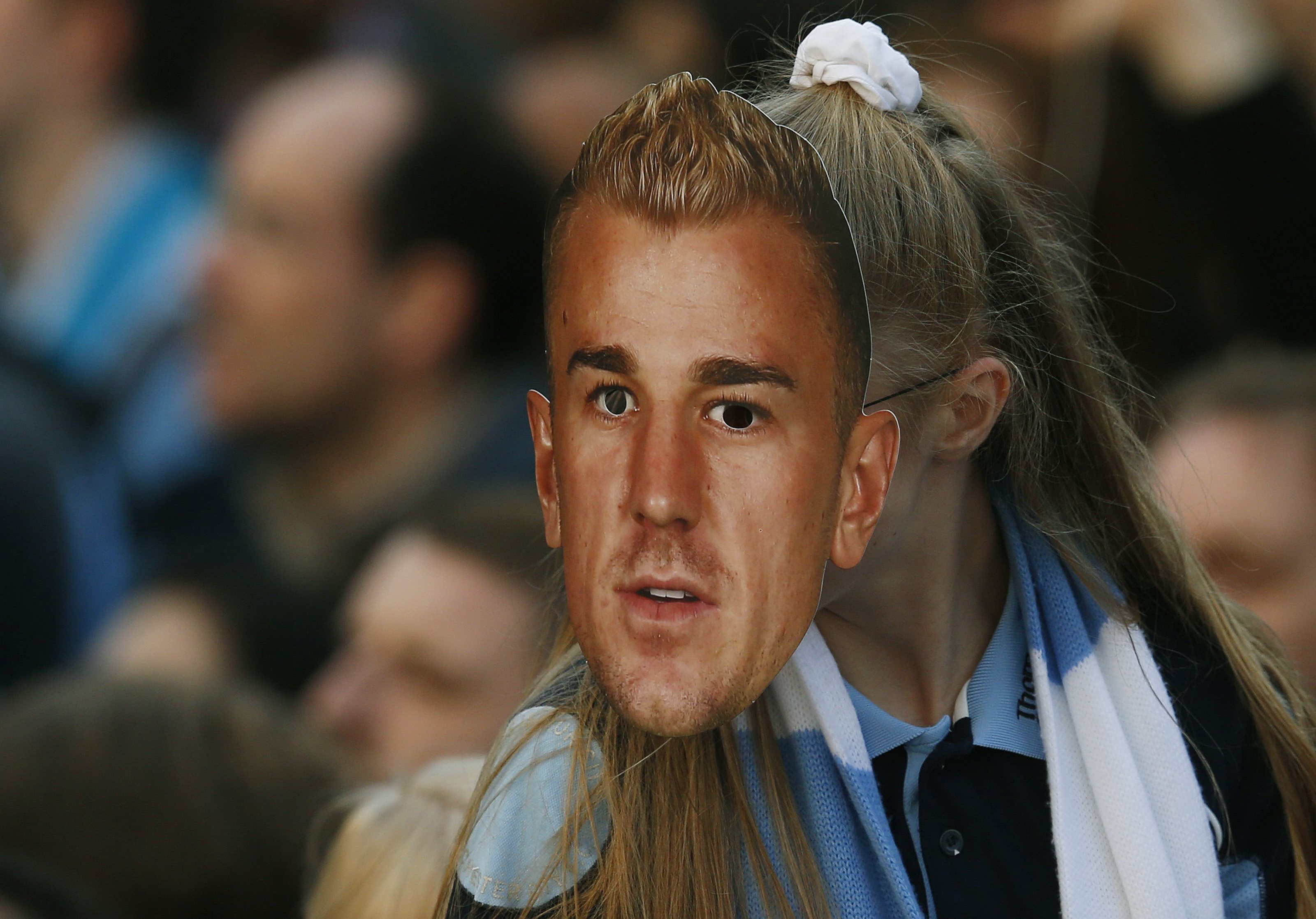 Một fan nữ với chiếc mặt nạ h&igrave;nh thủ m&ocirc;n Joe Hart