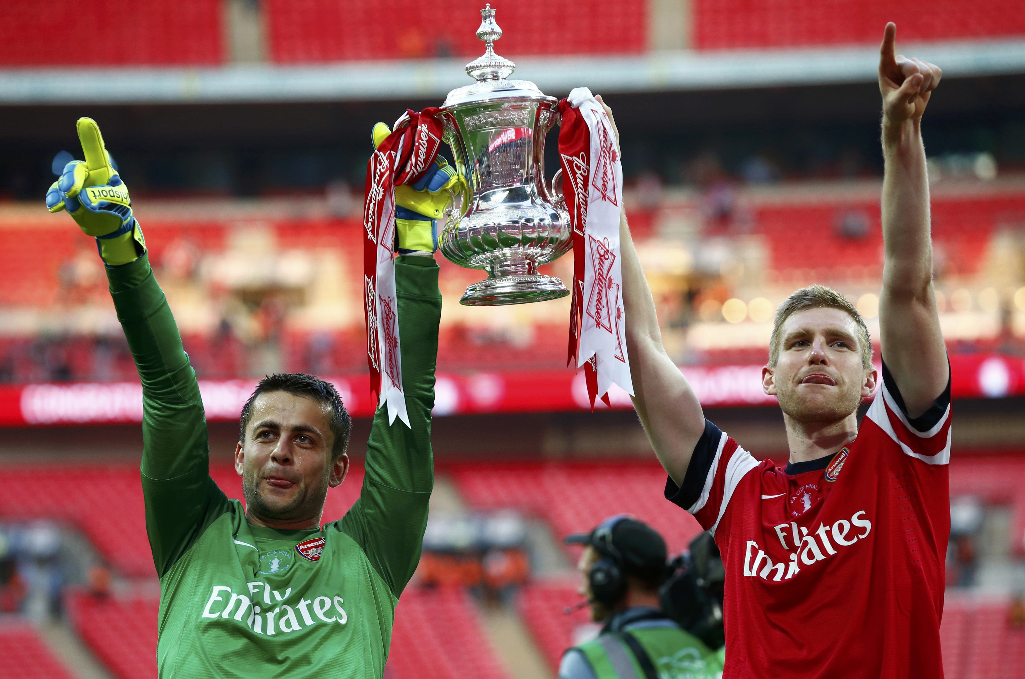 Thủ môn Fabianski và Mertesacker