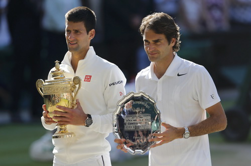 Djokovic và Federer trên bục nhận cúp