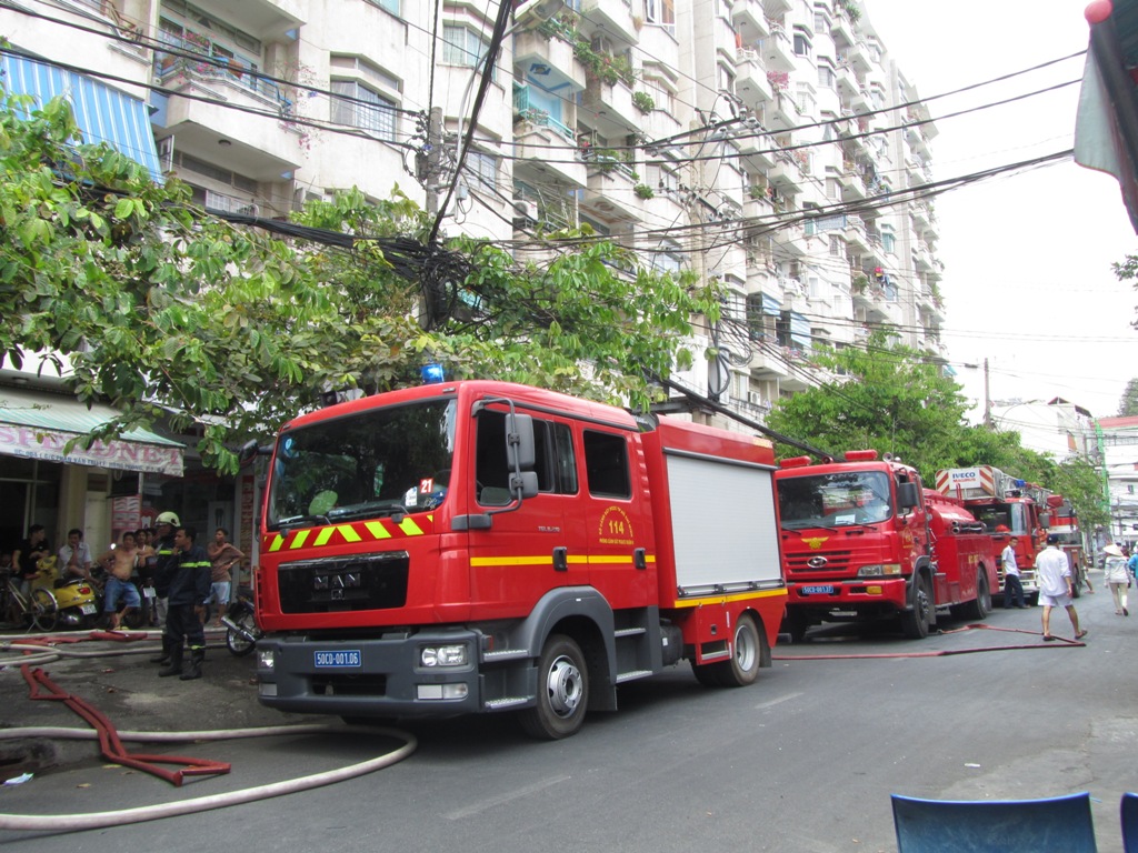 L&iacute;nh cứu hỏa tiếp cận với hiện trường để dập lửa