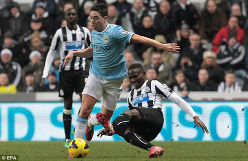 Nasri bị hậu vệ Mapou của Newcastle đá thẳng vào đầu gối…