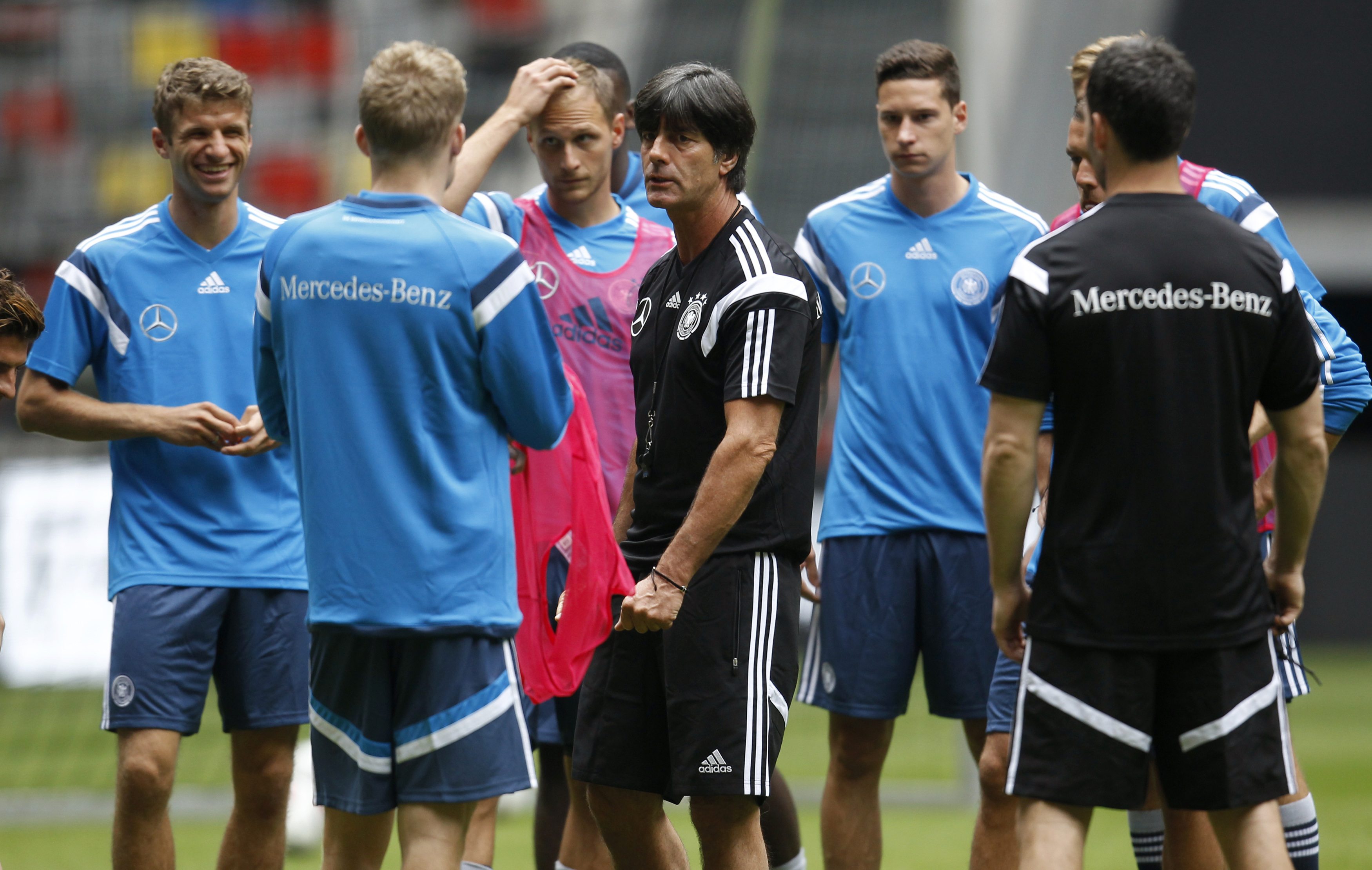 Thầy tr&ograve; HLV Loew chuẩn bị cho trận t&aacute;i đấu với Argentina