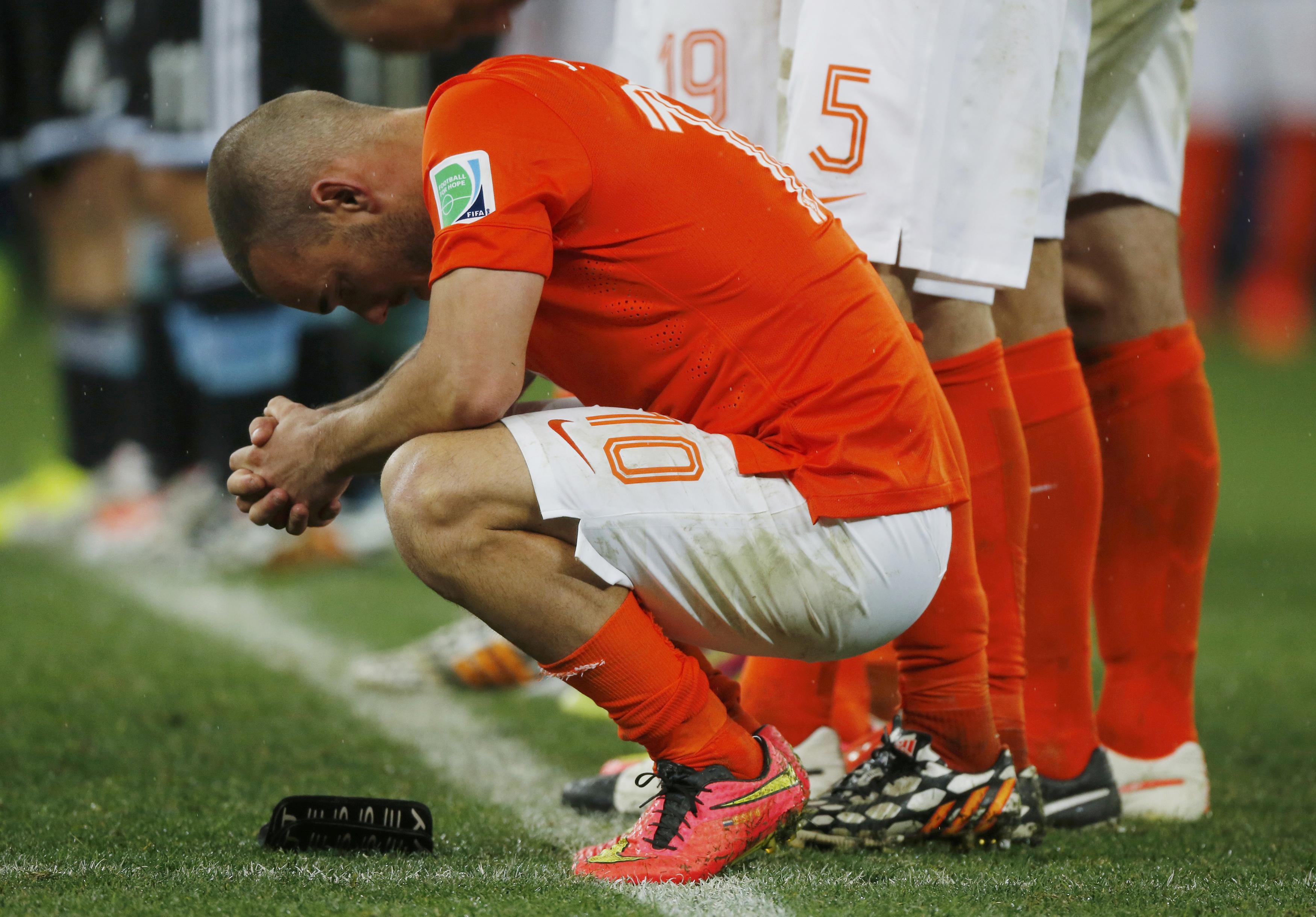 Nỗi thất vọng của Sneijder v&agrave; đồng đội