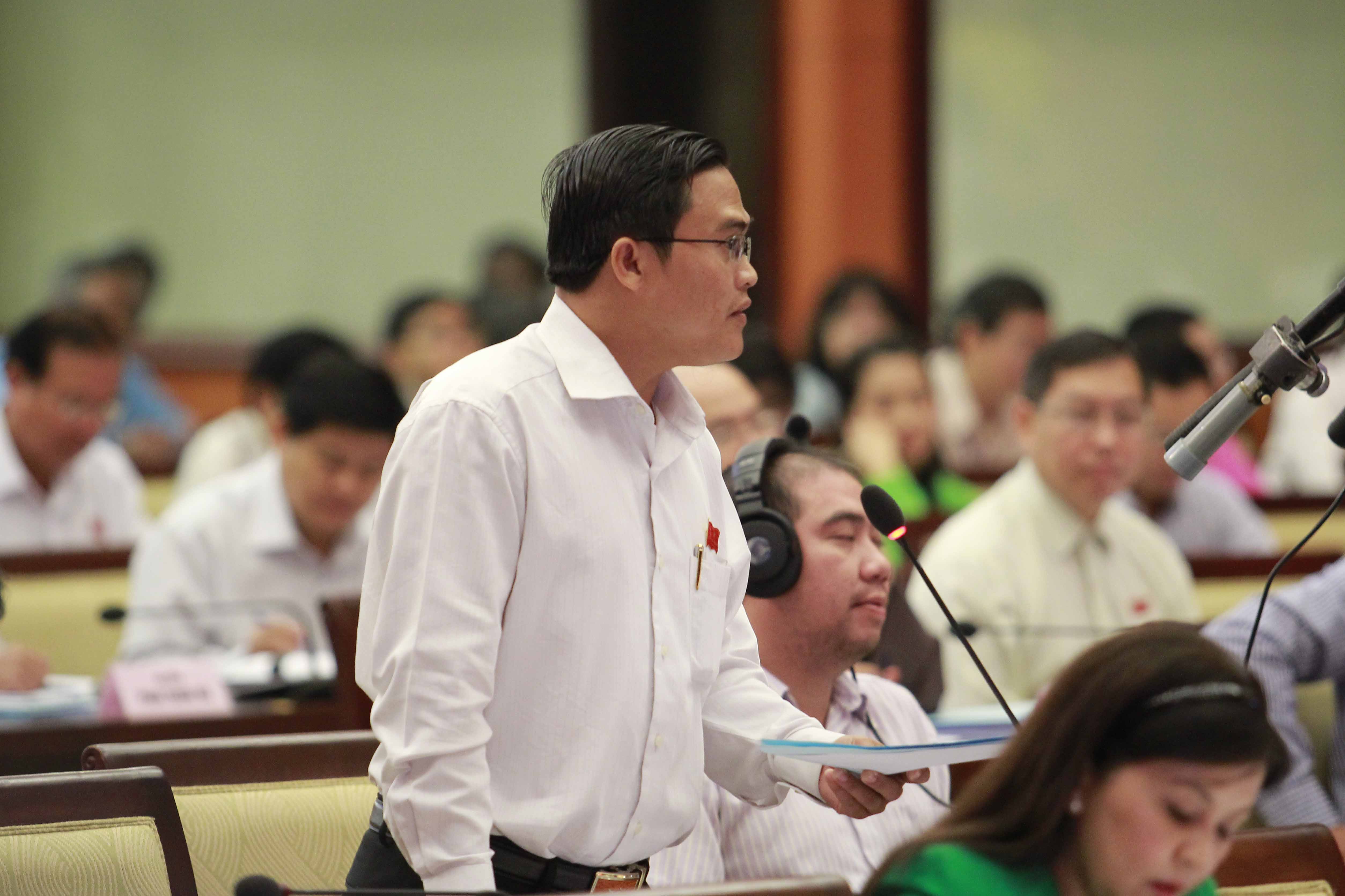 Đại biểu Cao Thanh B&igrave;nh chất vấn gi&aacute;m đốc Sở GTVT