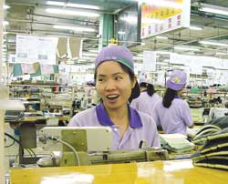 Lao động nữ Việt Nam l&agrave;m việc tại một nh&agrave; m&aacute;y ở Đ&agrave;i Loan