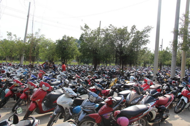 B&atilde;i gửi xe chật k&iacute;n xe - Ảnh: Xu&acirc;n An, B&aacute; Sơn

&nbsp;