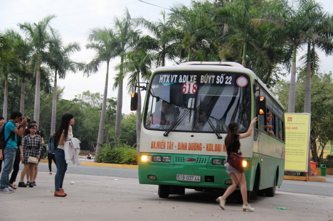 Do lượng kh&aacute;ch tăng bất thường n&ecirc;n nhiều tuyến bu&yacute;t qu&aacute; tải. Trong ảnh l&agrave; một tốp bạn trẻ phải t&aacute;ch nhau ra đi nhiều đợt do xe bu&yacute;t tuyến Bến xe miền T&acirc;y - khu du lịch Đại Nam - Ảnh: B&aacute; Sơn

&nbsp;