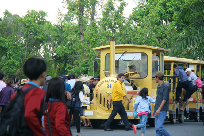 Tranh gi&agrave;nh để kiếm chỗ ngồi tr&ecirc;n xe - Ảnh: Xu&acirc;n An

&nbsp;