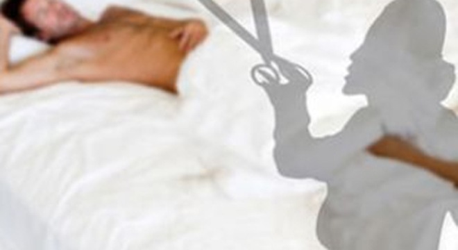 Bị ghen tuông vô cớ, vợ dùng kéo đâm thủng tim chồng