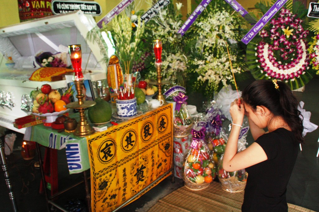 Chở bạn gái đi chơi, nửa đêm bị đâm chết