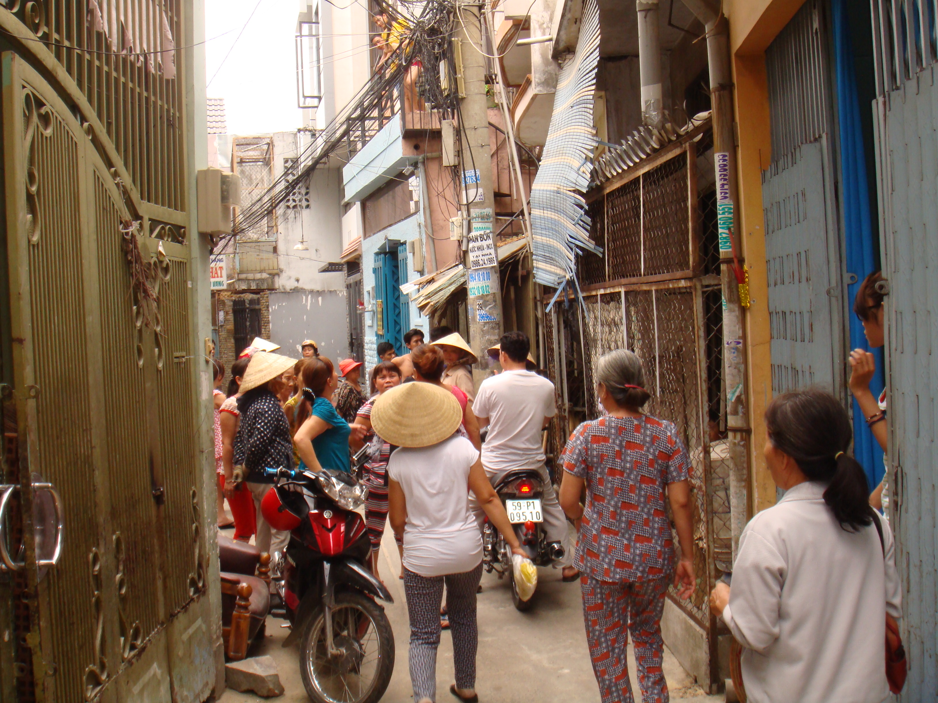 Đến s&aacute;ng 23-3, rất đ&ocirc;ng người d&acirc;n trong hẻm 84 Trần Văn Quang, phường 10, quận T&acirc;n B&igrave;nh &ndash; TPHCM, vẫn c&ograve;n b&agrave;n t&aacute;n việc vợ chồng chị Hồng&hellip; ph&aacute;t hiện hơn 5 triệu Y&ecirc;n trong m&oacute;n h&agrave;ng đồng n&aacute;t.