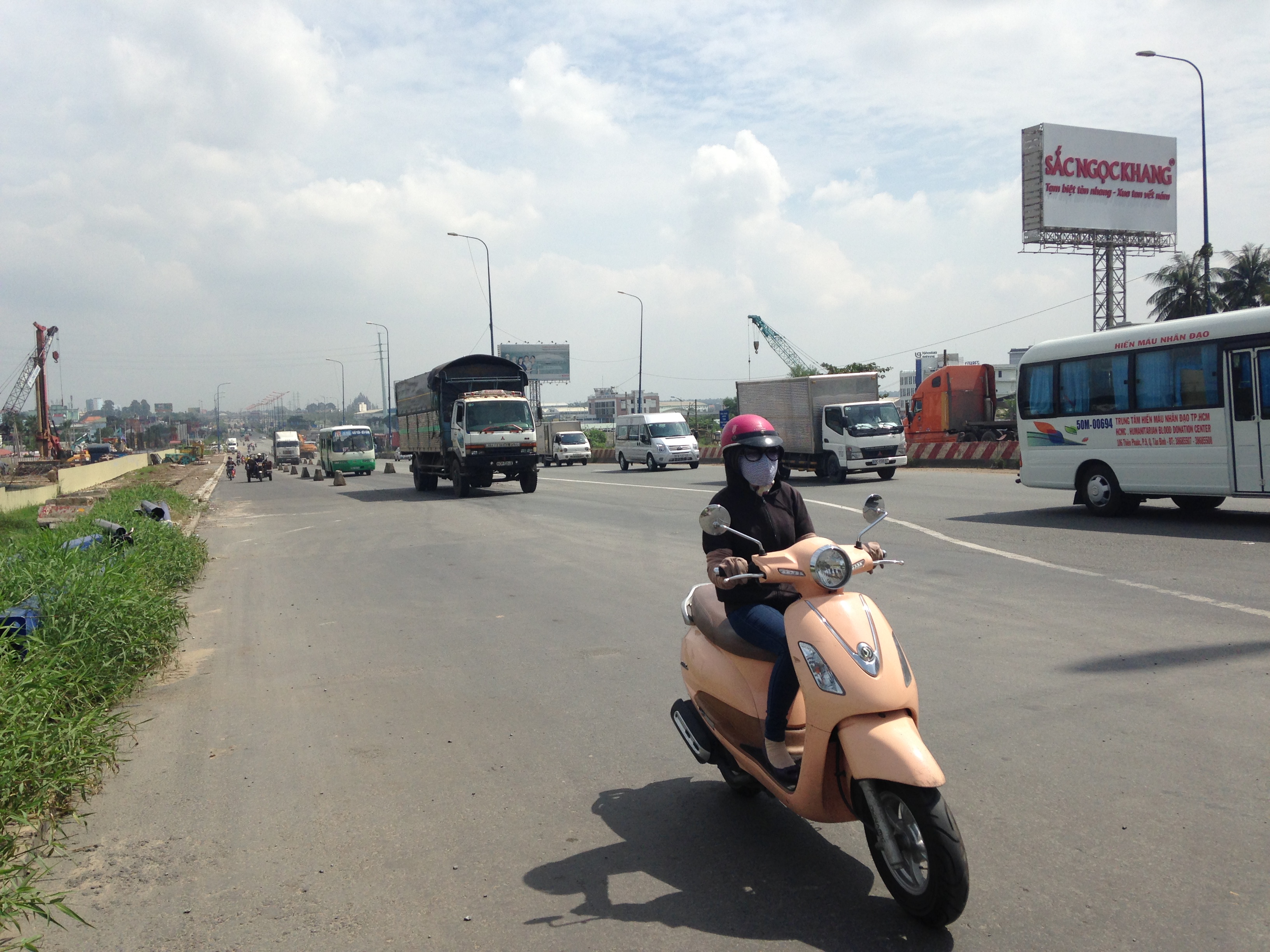 Xa lộ H&agrave; Nội, đoạn qua ng&atilde; tư Thủ Đức &ndash; L&ecirc; Văn Việt (quận 9)