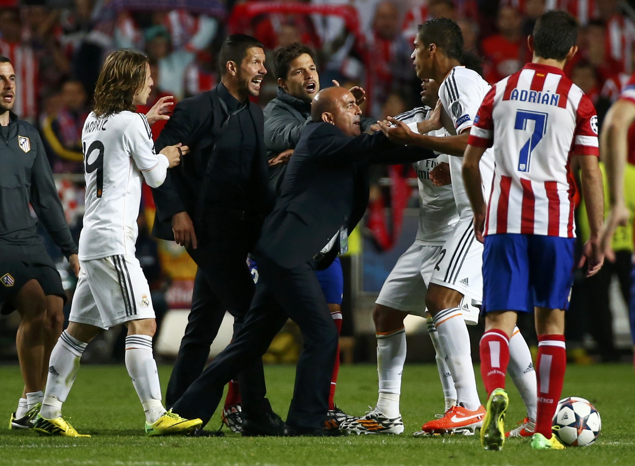 Rượt đánh Varane, HLV Simeone đối mặt án phạt 6 trận