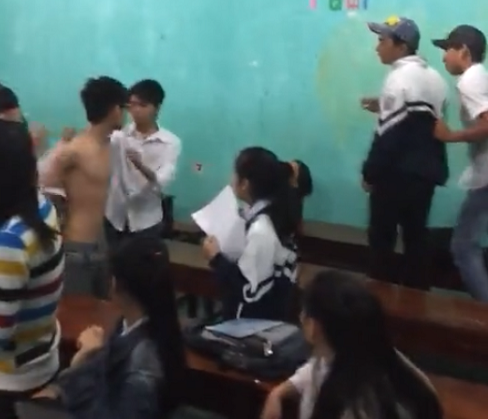 Nam sinh n&agrave;y c&ograve;n cởi &aacute;o l&agrave;m &ldquo;vũ kh&iacute;&rdquo; tấn c&ocirc;ng bạn nữ trong khi một số nam sinh kh&aacute;c ngăn cản kh&ocirc;ng cho bạn nữ &aacute;o n&acirc;u bảo vệ nạn nh&acirc;n
