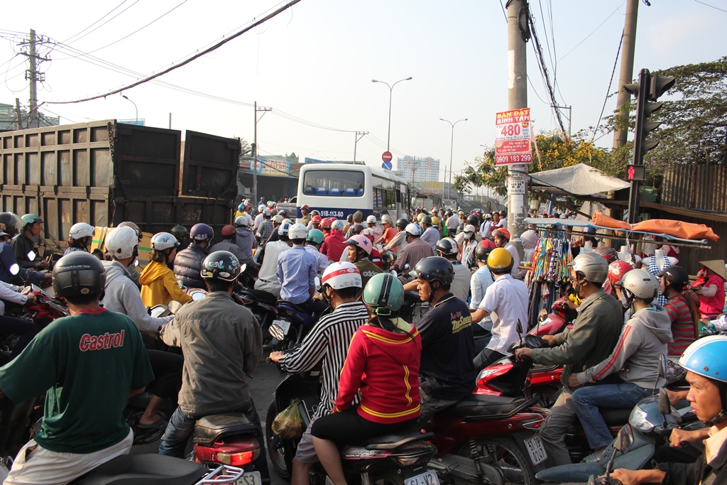 Vụ tai nạn khiến giao th&ocirc;ng tại khu vực &ugrave;n tắc