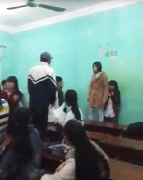 Chỉ c&oacute; một bạn nữ mặc &aacute;o n&acirc;u đứng ra can ngăn