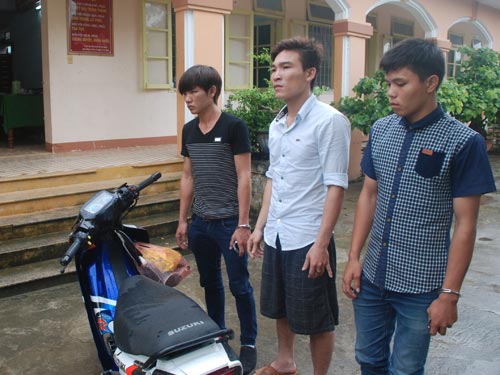 Vào trụ sở công an đòi đánh người