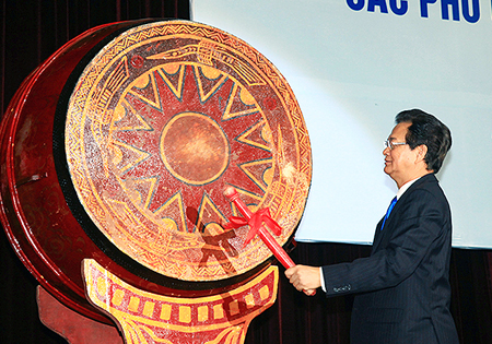 Thủ tướng đ&aacute;nh trống khai giảng năm học mới ĐH Quốc gia H&agrave; N&ocirc;i. Ảnh: Nhật Bắc.
