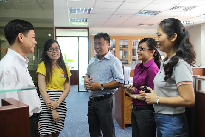 Chị Đặng Thị Thanh Son, Chủ tịch CĐ C&ocirc;ng ty CP Kinh doanh Địa ốc Him Lam (b&igrave;a phải) thăm hỏi đo&agrave;n vi&ecirc;n