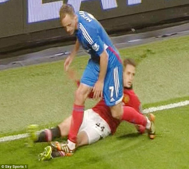 Phil Jones chấn thương nặng, Januzaj suýt gãy chân