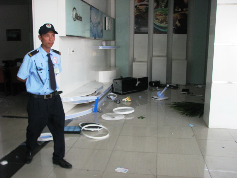 Một công ty bị đập phá