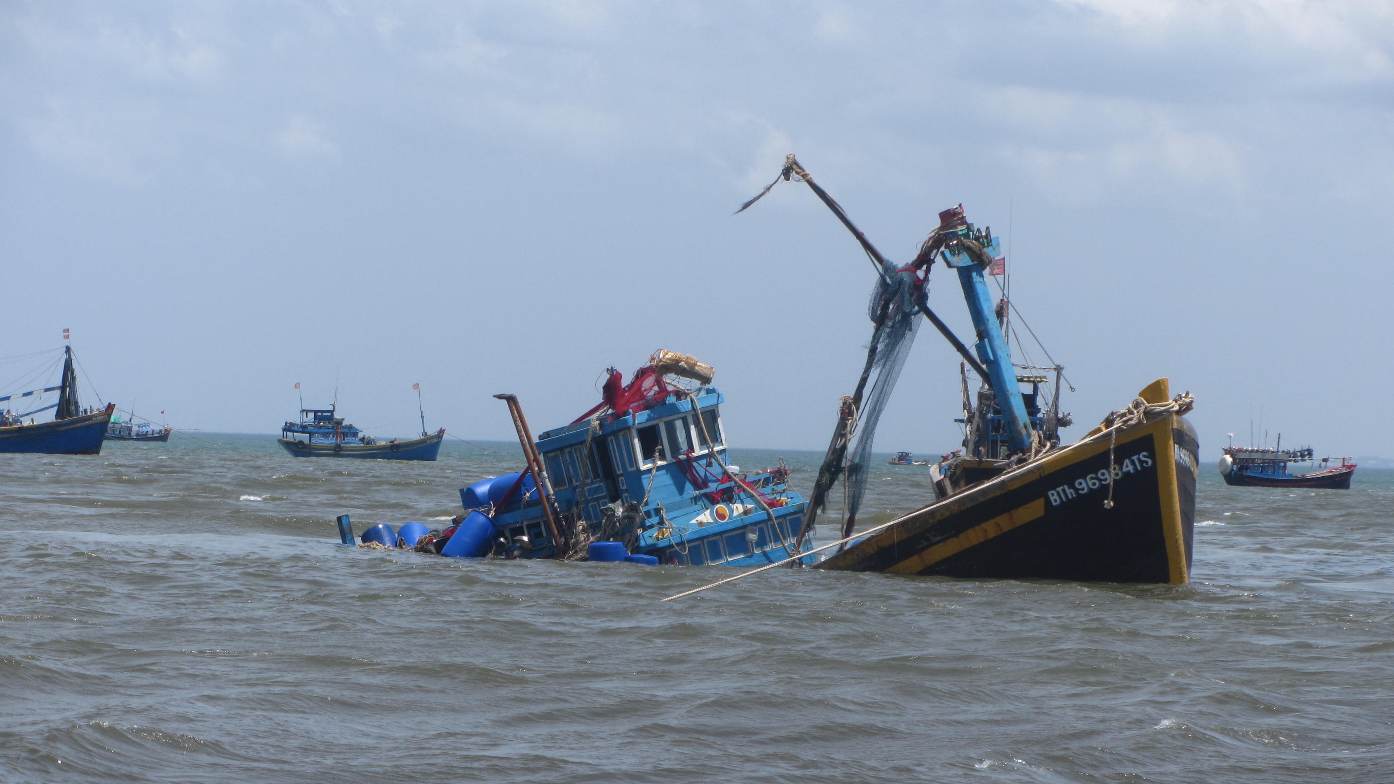 Kéo thành công tàu cá gặp nạn vào bờ