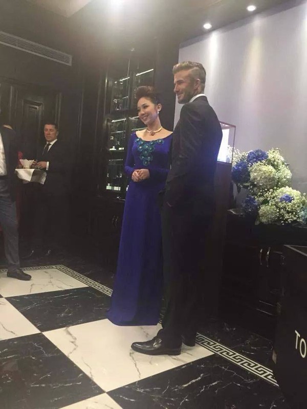Tóc Tiên sẽ là người đồng hành cùng Beckham trong suốt sự kiện. (Ảnh: Beckham và Tóc Tiên trong bữa tiệc, ảnh từ Facebook nhân vật)