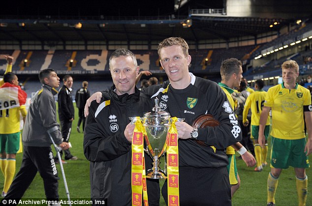 Neil Adams (tr&aacute;i) c&ugrave;ng đội trẻ Norwich v&ocirc; địch FA Young Cup

&nbsp;