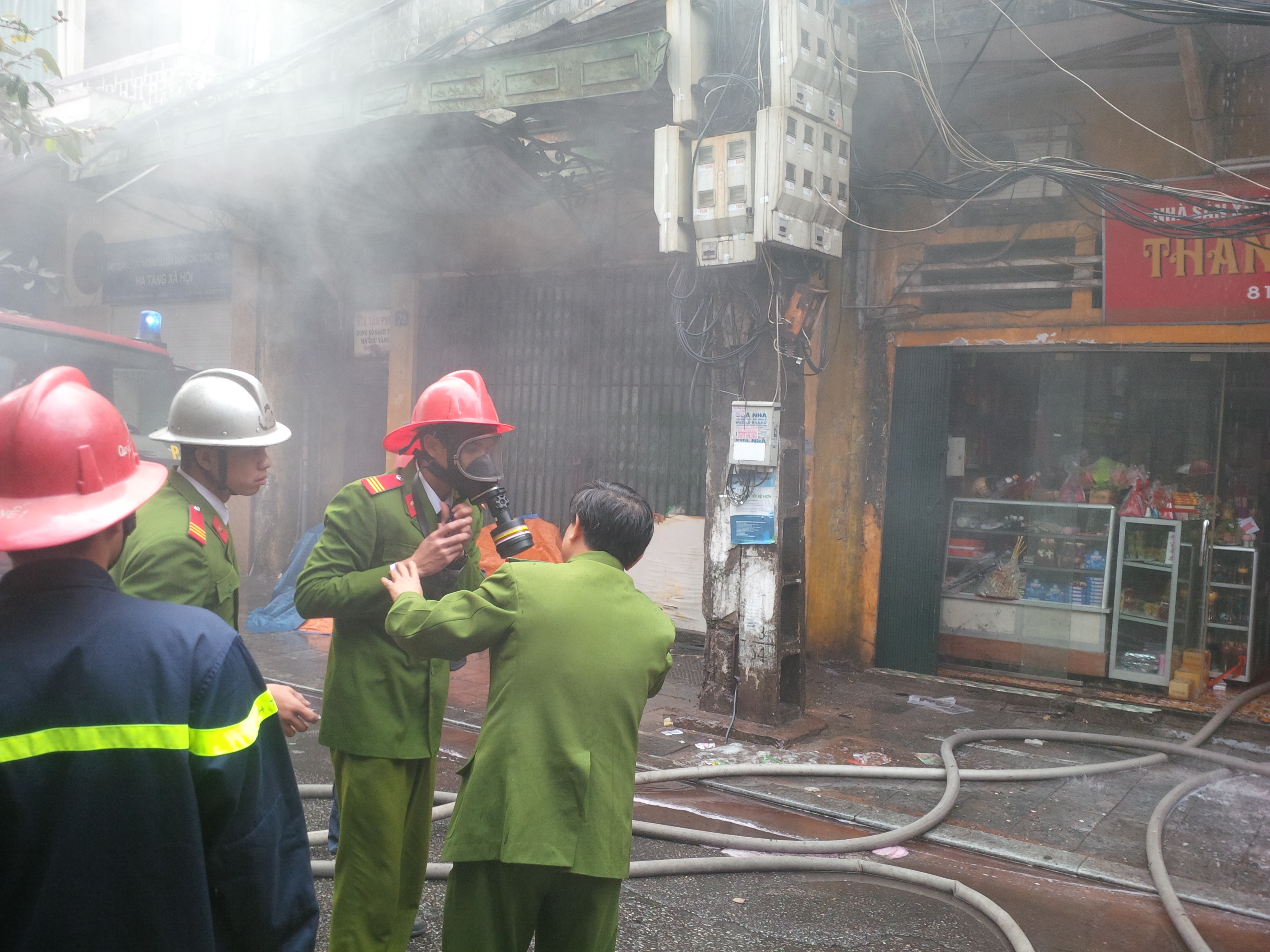 Lực lượng chữa ch&aacute;y đeo mặt nạ ph&ograve;ng kh&iacute; độc