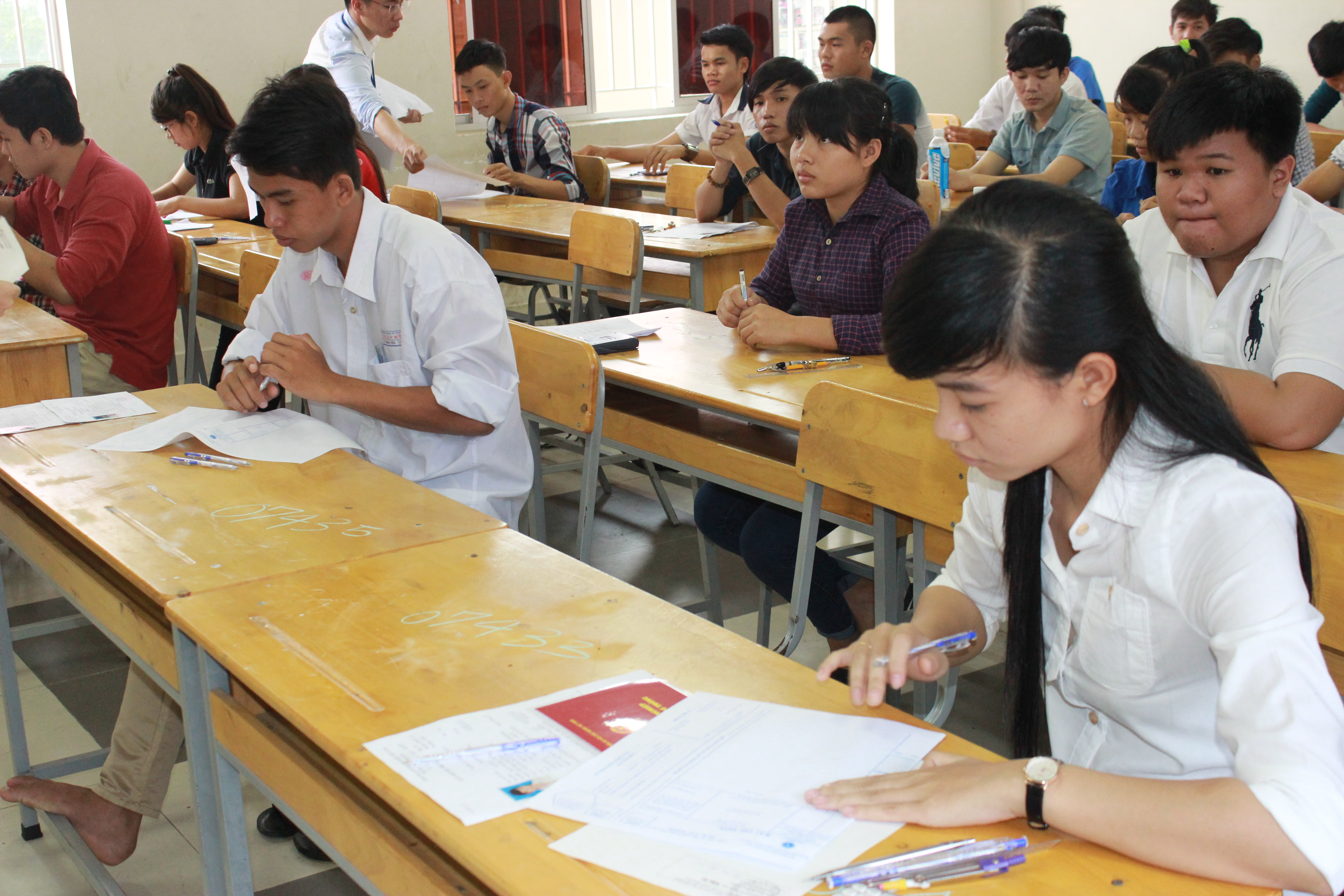Th&iacute; sinh dự thi v&agrave;o Trường ĐH Luật TPHCM năm 2014. Ảnh: H. L&acirc;n