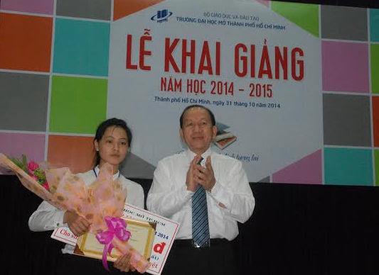 Thủ khoa của trường trong kỳ tuyển sinh ĐH 2014 được tặng thưởng