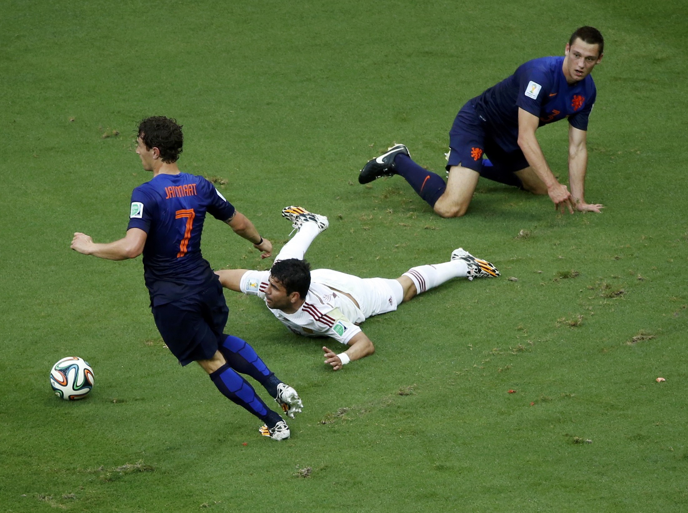 Diego Costa đánh lừa được trọng tài khi mang lại quả phạt đền cho Tây Ban Nha