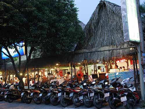 Nhậu say được quán... đưa về nhà