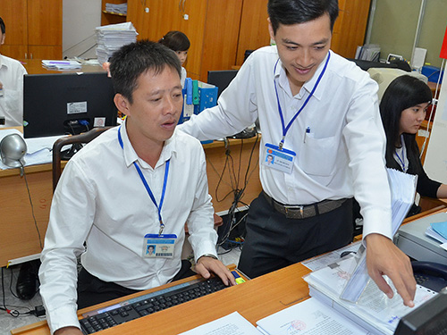 Đ&ecirc;̉ có những c&ocirc;ng chức ch&acirc;́t lượng, n&ecirc;n tổ chức c&aacute;c cơ quan độc lập lo việc thi tuyển. Trong ảnh: Giờ làm vi&ecirc;̣c của c&ocirc;ng chức tại UBND qu&acirc;̣n 1, TP HCM. (Ảnh chỉ có tính minh họa)Ảnh: T&acirc;́n Thạnh