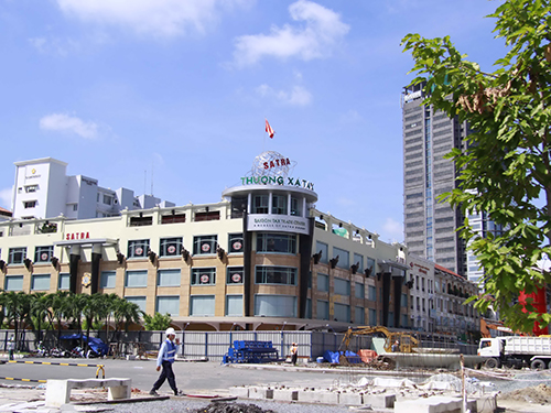 Thương xá Tax đã đóng cửa để bàn giao một phần mặt bằng xây dựng nhà ga tuyến Metro số 1Ảnh: HOÀNG TRIỀU