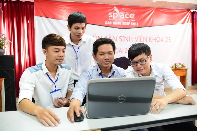 Đinh Đ&igrave;nh Nh&acirc;n (ngồi giữa) v&agrave; c&aacute;c bạn c&ugrave;ng kho&aacute;