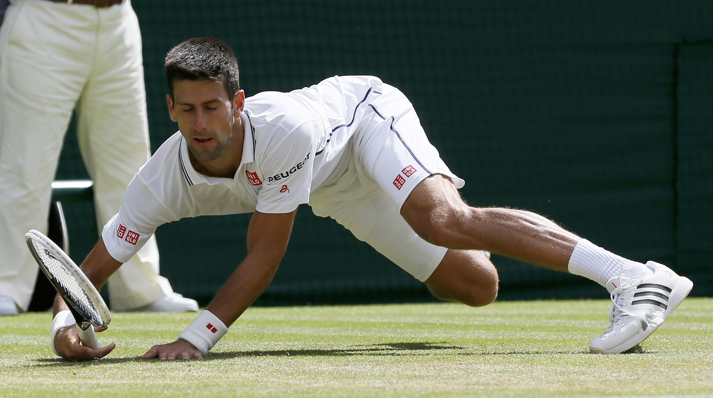Djokovic vẫn rất đ&aacute;ng sợ, bị ng&atilde; nhưng vẫn đủ sức thắng Simon 3 v&aacute;n trắng ở v&ograve;ng 3