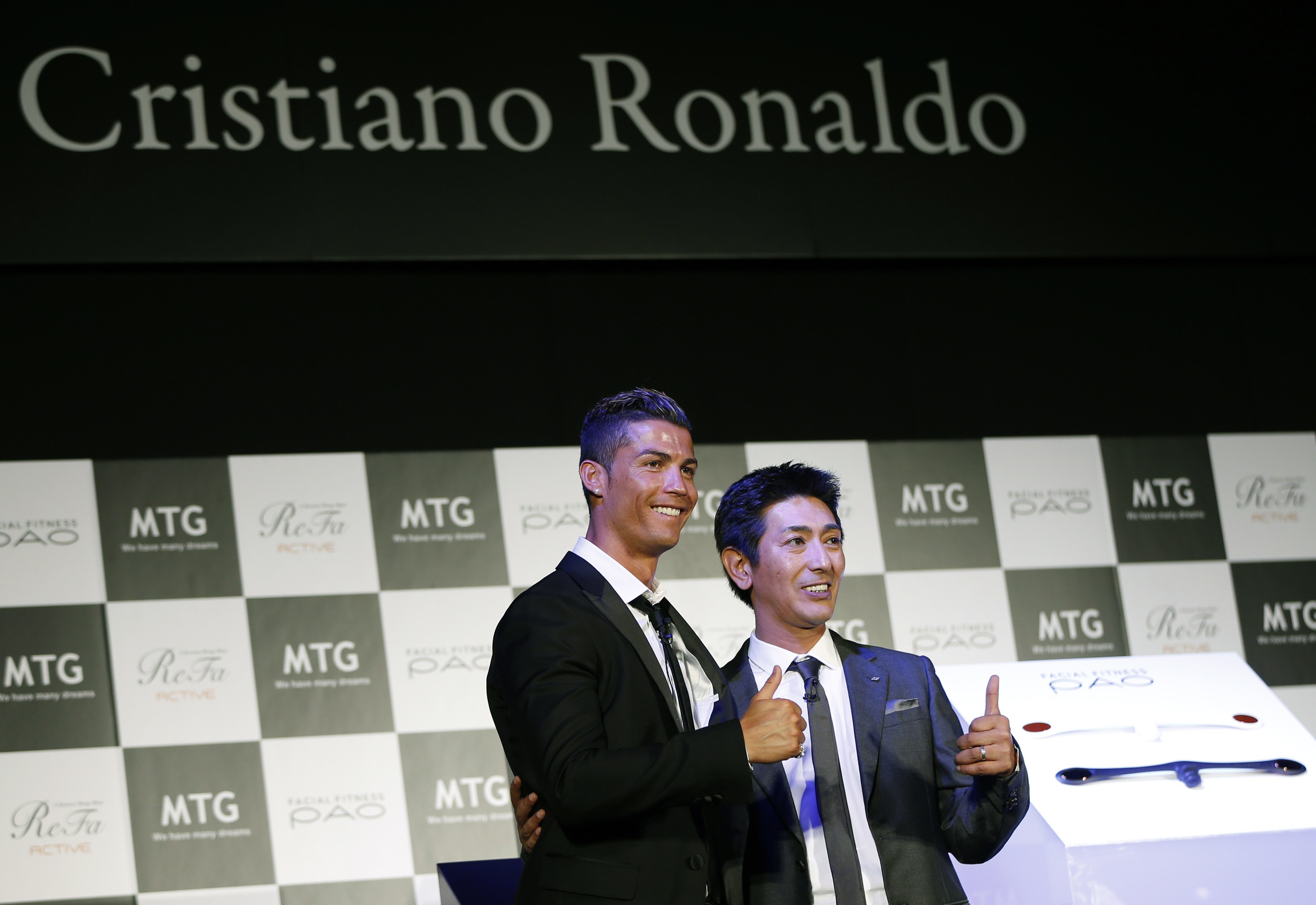 Ronaldo quảng cáo nội y ở 7 thành phố lớn