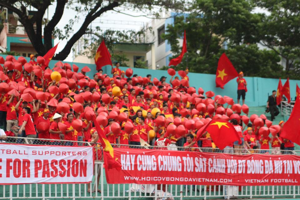 Những CĐV cổ vũ nồng nhiệt cho c&aacute;c c&ocirc; g&aacute;i VN